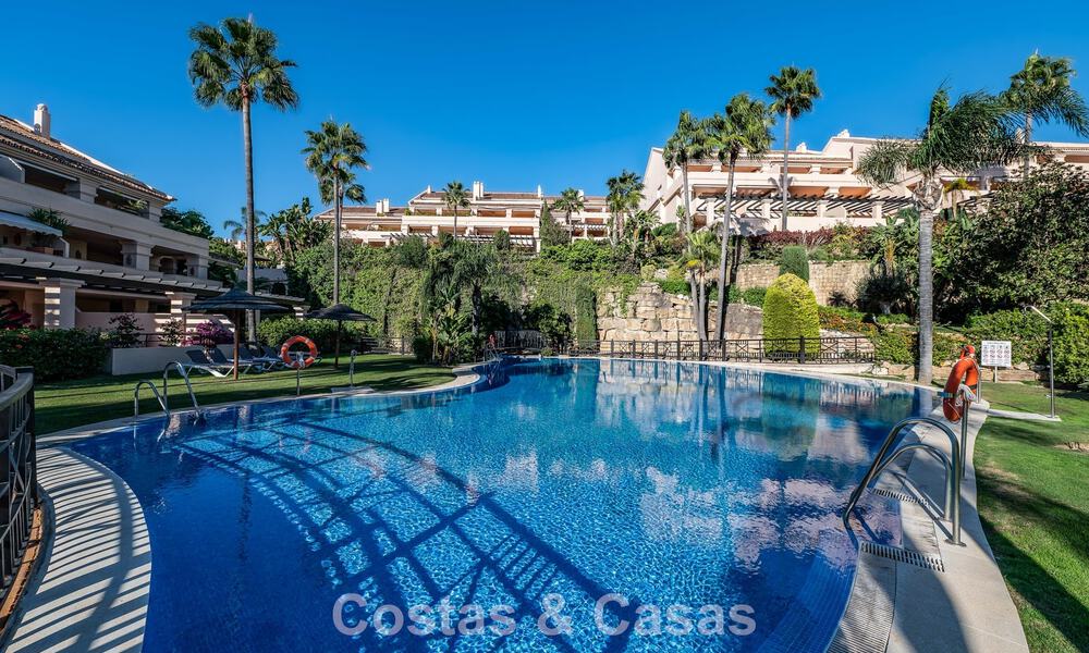 Appartement d'angle spacieux avec vue panoramique à vendre dans les collines de Nueva Andalucia, Marbella 779625
