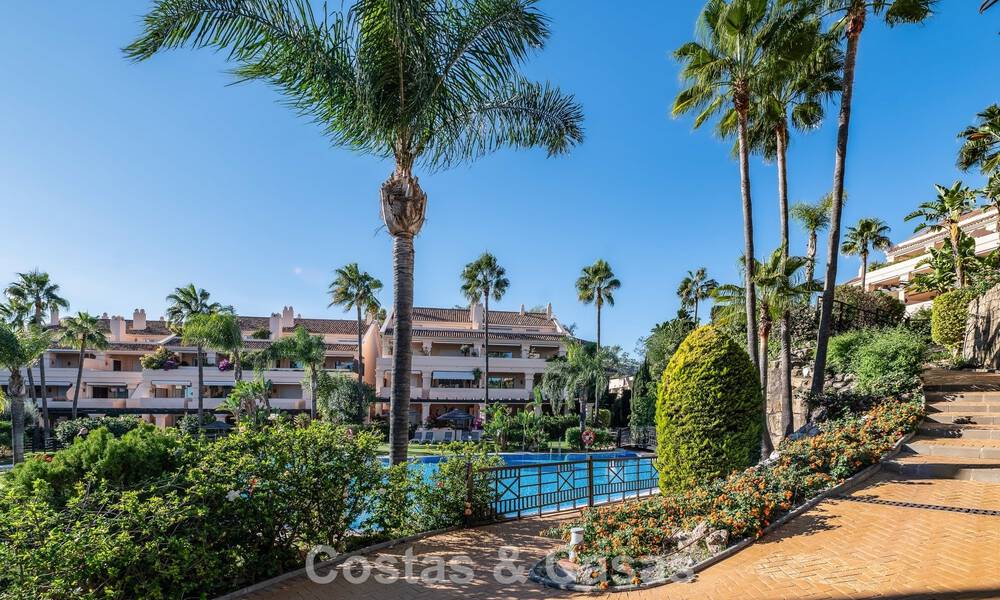 Appartement d'angle spacieux avec vue panoramique à vendre dans les collines de Nueva Andalucia, Marbella 779627