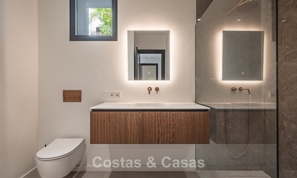 Prestigieuse villa rénovée à vendre dans l'urbanisation fermée recherchée d'El Madroñal à Marbella - Benahavis 779516