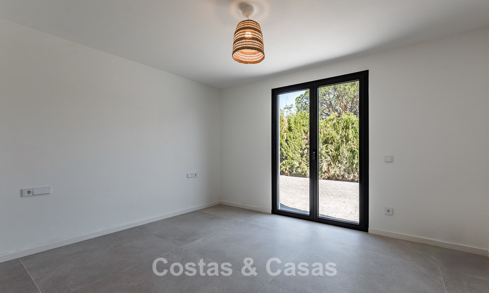 Prestigieuse villa rénovée à vendre dans l'urbanisation fermée recherchée d'El Madroñal à Marbella - Benahavis 779517