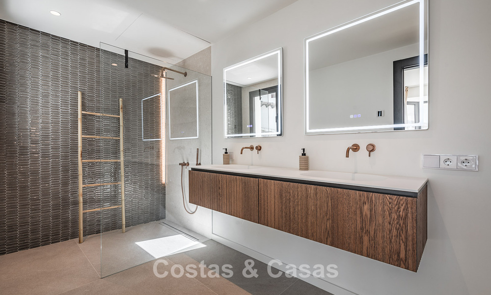 Prestigieuse villa rénovée à vendre dans l'urbanisation fermée recherchée d'El Madroñal à Marbella - Benahavis 779521