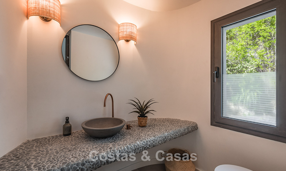 Prestigieuse villa rénovée à vendre dans l'urbanisation fermée recherchée d'El Madroñal à Marbella - Benahavis 779522