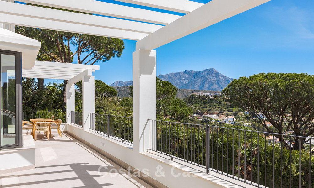 Prestigieuse villa rénovée à vendre dans l'urbanisation fermée recherchée d'El Madroñal à Marbella - Benahavis 779535