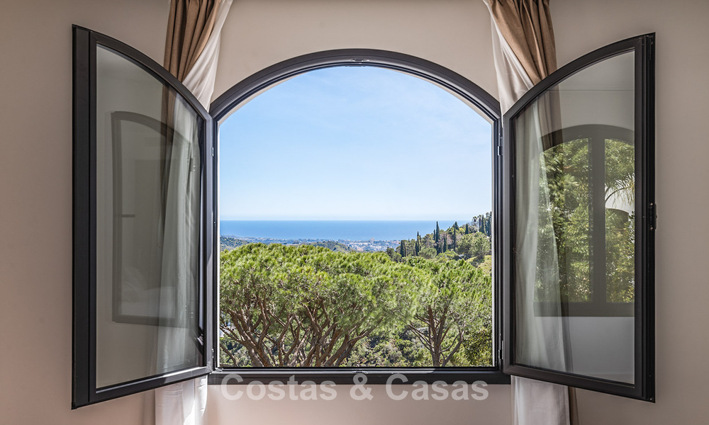 Prestigieuse villa rénovée à vendre dans l'urbanisation fermée recherchée d'El Madroñal à Marbella - Benahavis 779538