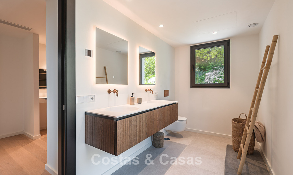 Prestigieuse villa rénovée à vendre dans l'urbanisation fermée recherchée d'El Madroñal à Marbella - Benahavis 779539