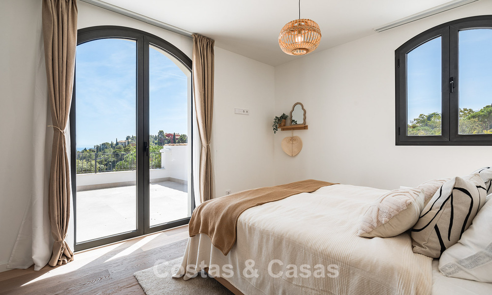 Prestigieuse villa rénovée à vendre dans l'urbanisation fermée recherchée d'El Madroñal à Marbella - Benahavis 779543