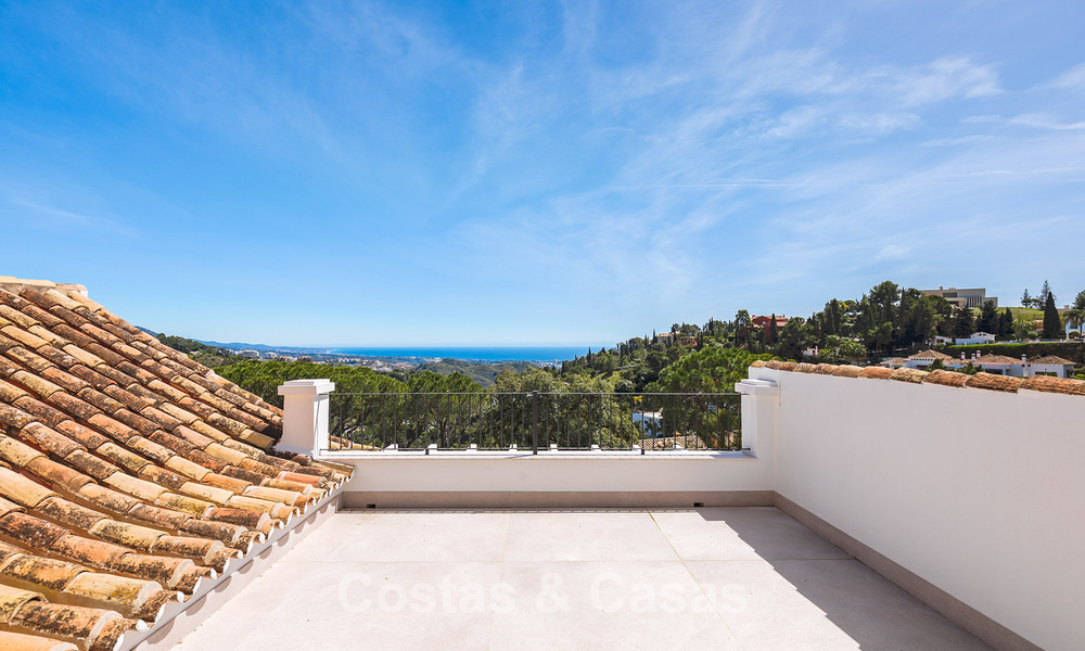Prestigieuse villa rénovée à vendre dans l'urbanisation fermée recherchée d'El Madroñal à Marbella - Benahavis 779546
