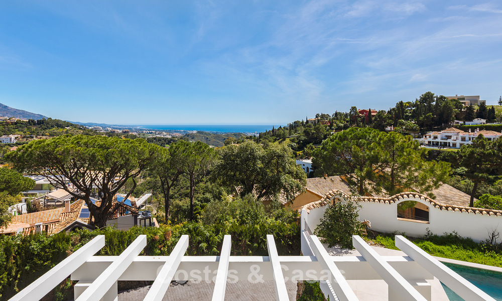 Prestigieuse villa rénovée à vendre dans l'urbanisation fermée recherchée d'El Madroñal à Marbella - Benahavis 779547