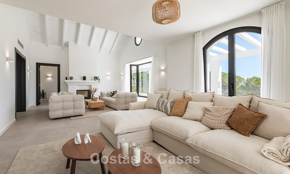 Prestigieuse villa rénovée à vendre dans l'urbanisation fermée recherchée d'El Madroñal à Marbella - Benahavis 779556