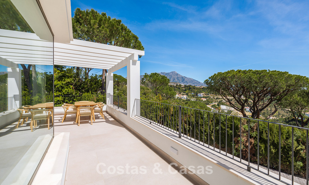 Prestigieuse villa rénovée à vendre dans l'urbanisation fermée recherchée d'El Madroñal à Marbella - Benahavis 779557