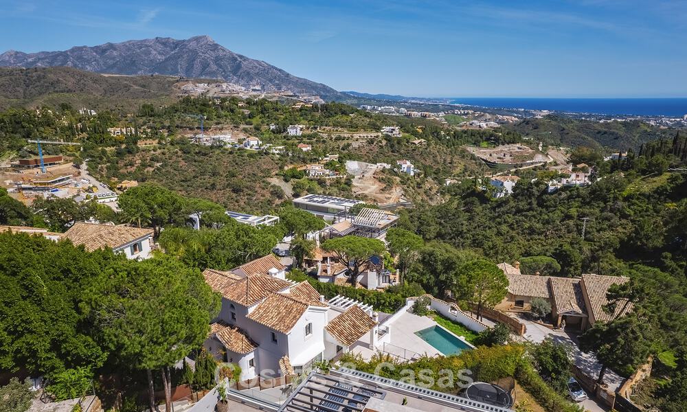 Prestigieuse villa rénovée à vendre dans l'urbanisation fermée recherchée d'El Madroñal à Marbella - Benahavis 779561