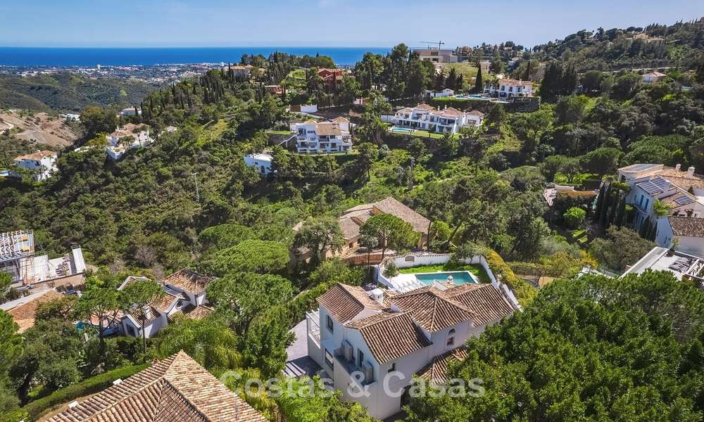 Prestigieuse villa rénovée à vendre dans l'urbanisation fermée recherchée d'El Madroñal à Marbella - Benahavis 779562