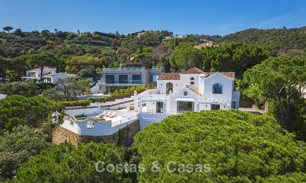 Prestigieuse villa rénovée à vendre dans l'urbanisation fermée recherchée d'El Madroñal à Marbella - Benahavis 779565