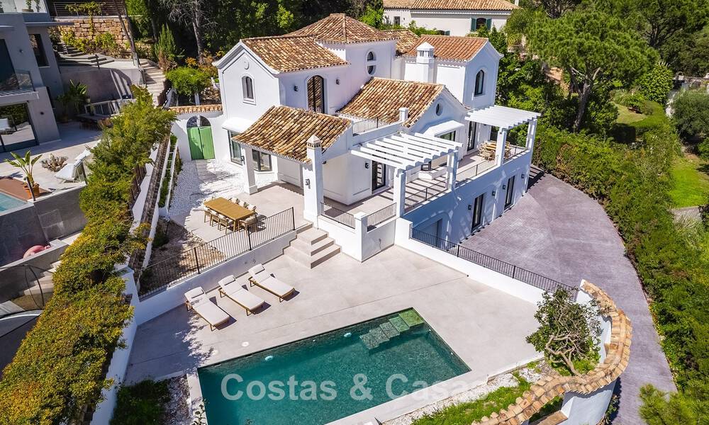 Prestigieuse villa rénovée à vendre dans l'urbanisation fermée recherchée d'El Madroñal à Marbella - Benahavis 779568