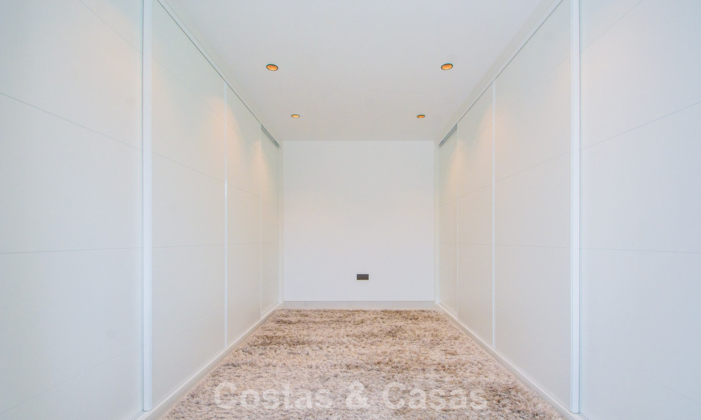 Spacieuse villa de style architectural méditerranéen moderne à vendre à l'est du centre de Marbella 779852