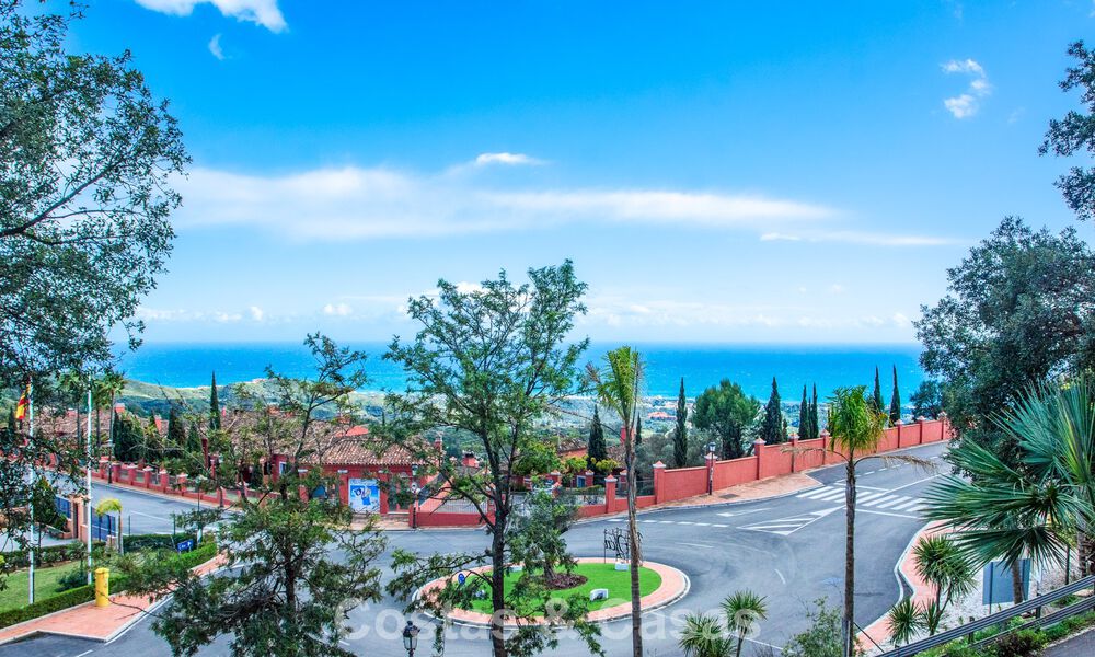 Appartement de 3 chambres avec vue imprenable à vendre dans les collines à l'est du centre de Marbella 779764