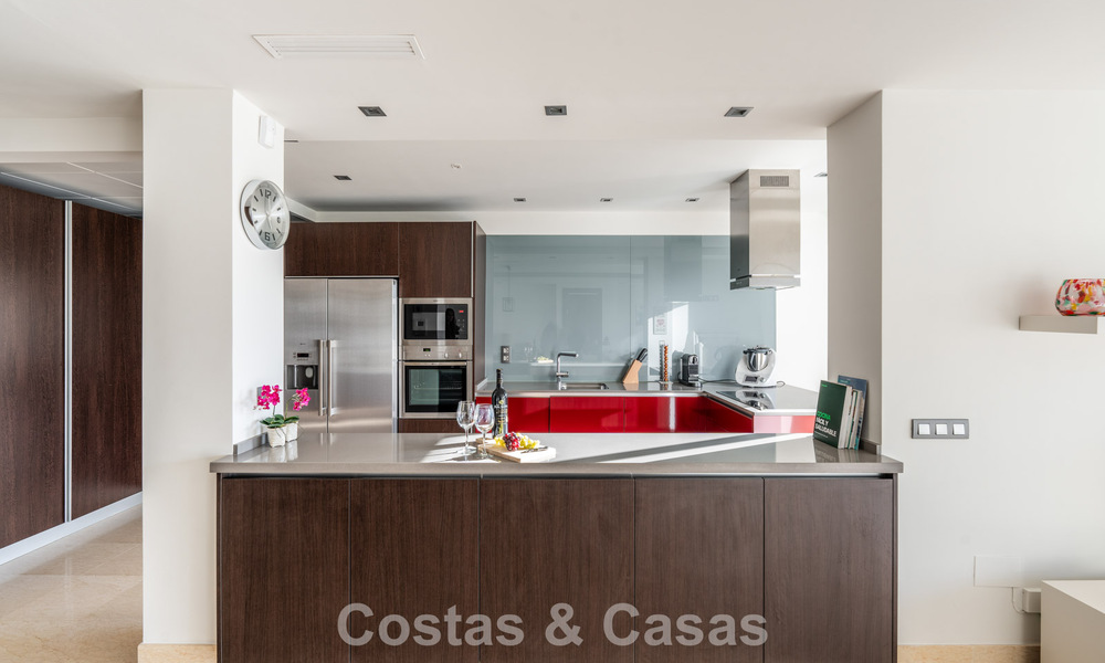 Appartement contemporain avec vue panoramique sur le golf et la mer à vendre à Marbella - Benahavis 779802