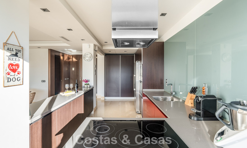 Appartement contemporain avec vue panoramique sur le golf et la mer à vendre à Marbella - Benahavis 779803