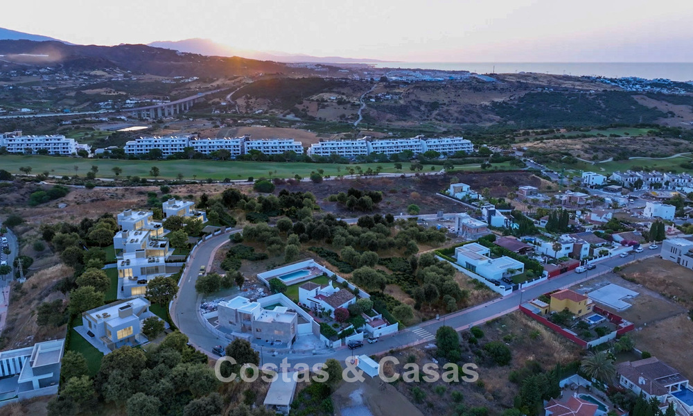Villa de luxe exclusive à vendre dans un quartier de golf près du centre d'Estepona 779828