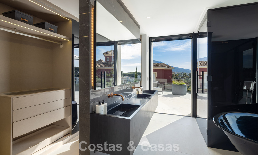 Villa design avant-gardiste avec vue panoramique sur la mer à vendre dans une résidence fermée à Benahavis - Marbella 779982
