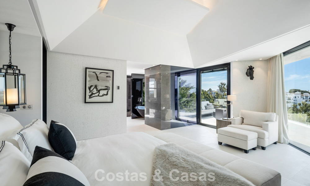 Villa design avant-gardiste avec vue panoramique sur la mer à vendre dans une résidence fermée à Benahavis - Marbella 779986