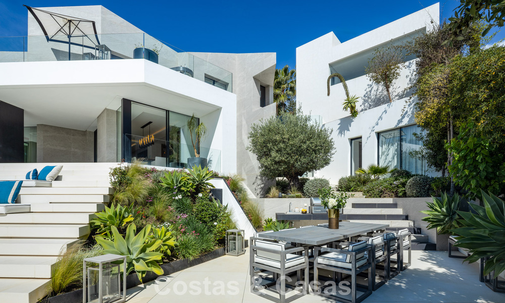Villa design avant-gardiste avec vue panoramique sur la mer à vendre dans une résidence fermée à Benahavis - Marbella 779996
