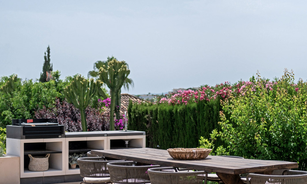 Villa de luxe de style Ibiza, prête à emménager, à vendre dans une urbanisation très recherchée de Benahavis - Marbella 780019