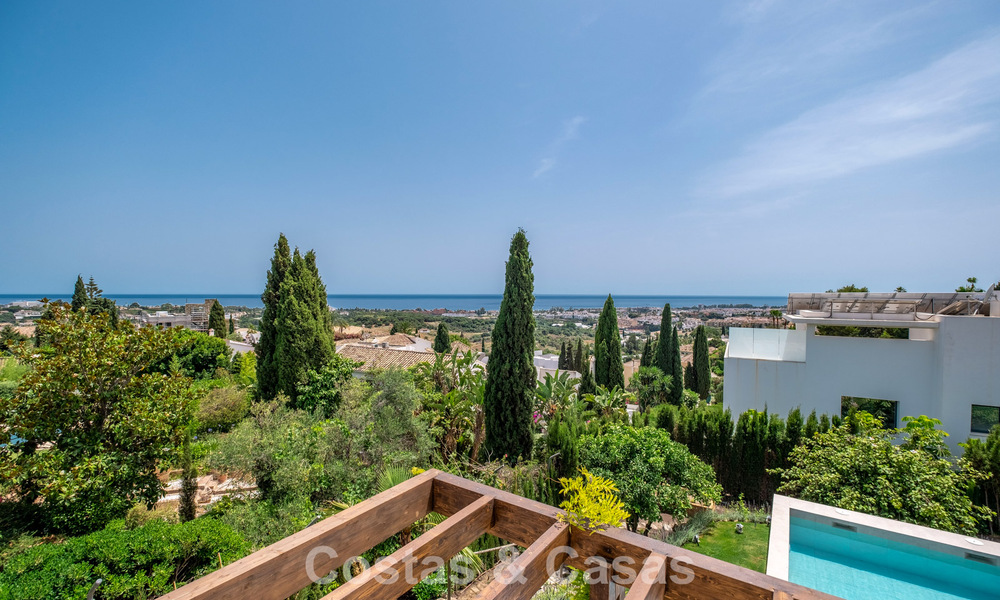 Villa de luxe de style Ibiza, prête à emménager, à vendre dans une urbanisation très recherchée de Benahavis - Marbella 780023