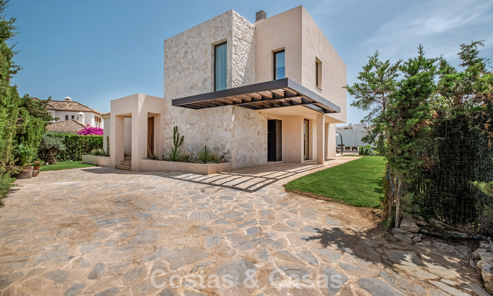 Villa de luxe de style Ibiza, prête à emménager, à vendre dans une urbanisation très recherchée de Benahavis - Marbella 780034