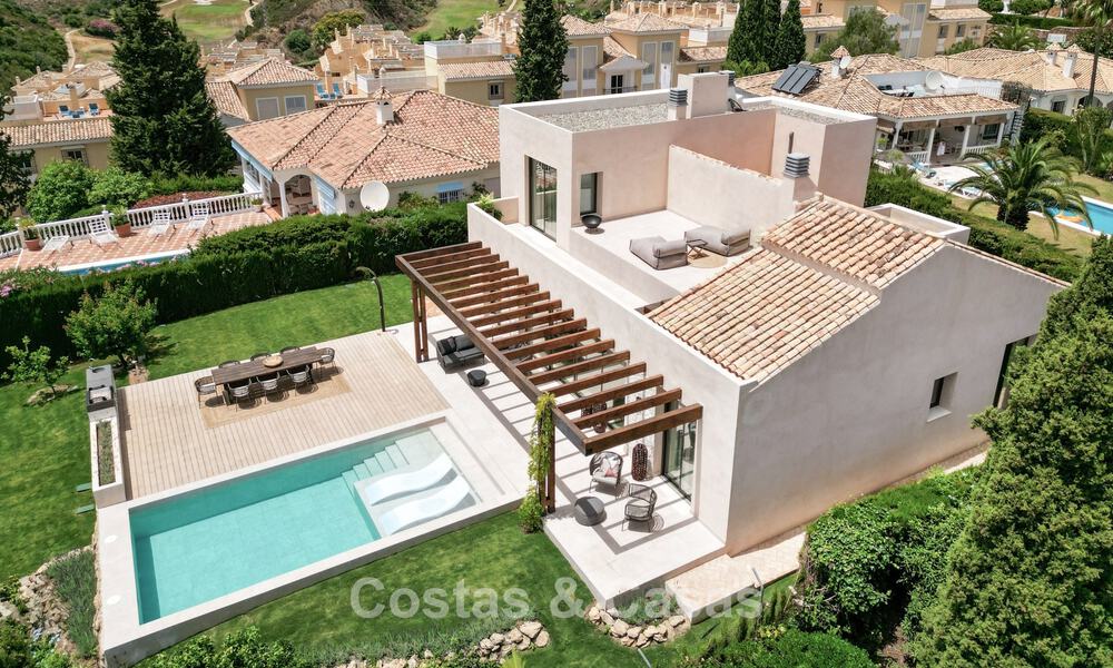Villa de luxe de style Ibiza, prête à emménager, à vendre dans une urbanisation très recherchée de Benahavis - Marbella 780050