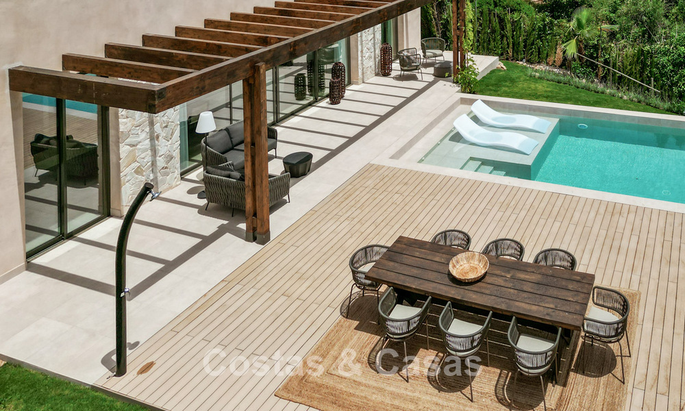 Villa de luxe de style Ibiza, prête à emménager, à vendre dans une urbanisation très recherchée de Benahavis - Marbella 780058