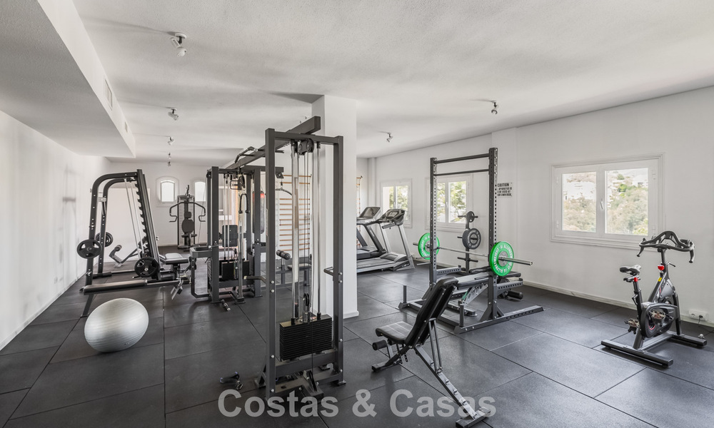 Appartement de première classe avec vue panoramique sur la mer à vendre dans la vallée du golf de Nueva Andalucia, Marbella 780285