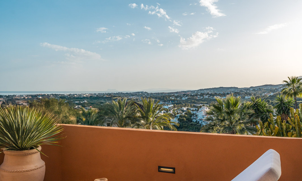 Appartement de première classe avec vue panoramique sur la mer à vendre dans la vallée du golf de Nueva Andalucia, Marbella 780296
