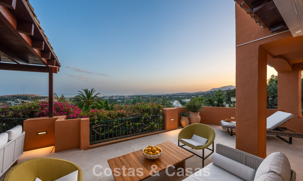 Appartement de première classe avec vue panoramique sur la mer à vendre dans la vallée du golf de Nueva Andalucia, Marbella 780301