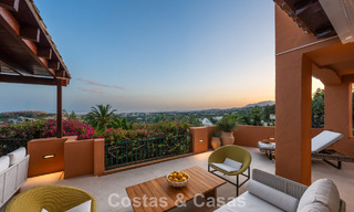 Appartement de première classe avec vue panoramique sur la mer à vendre dans la vallée du golf de Nueva Andalucia, Marbella 780301 