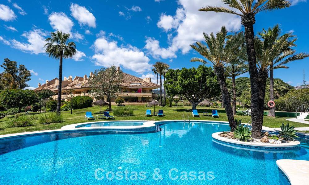 Appartement de luxe de 4 chambres à vendre dans un complexe fermé sur le terrain de golf de Nueva Andalucia, Marbella 780340