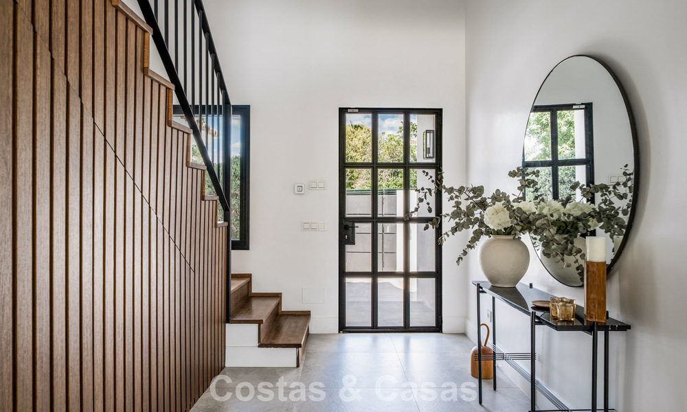 Spacieuse villa familiale au charme andalou contemporain à vendre dans la vallée du golf de Nueva Andalucia, Marbella 780462