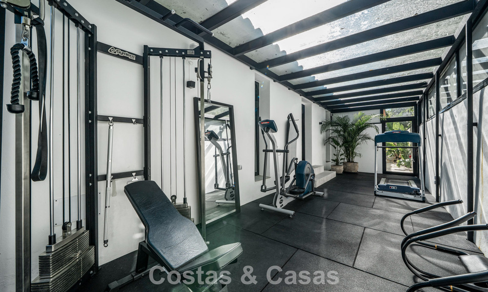 Spacieuse villa familiale au charme andalou contemporain à vendre dans la vallée du golf de Nueva Andalucia, Marbella 780463