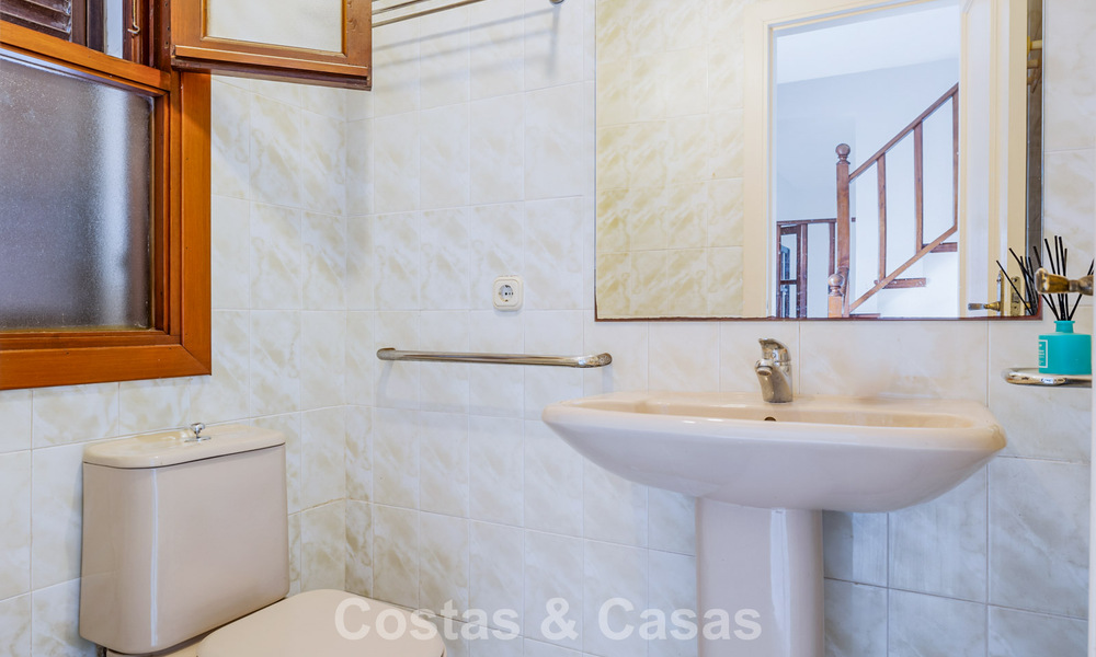 Maison de ville à vendre avec vue sur la mer dans un complexe en première ligne de plage à proximité du centre d'Estepona 780554