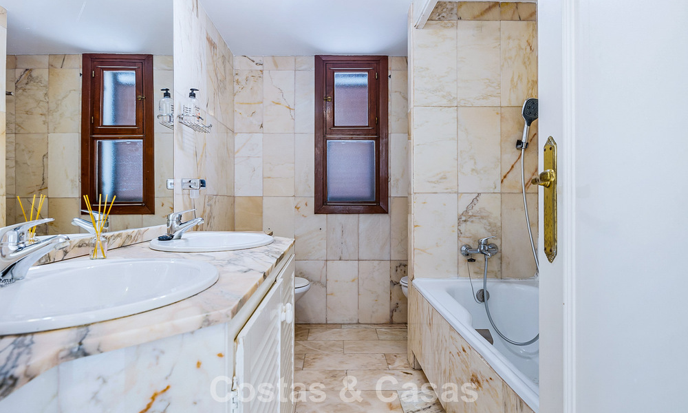 Maison de ville à vendre avec vue sur la mer dans un complexe en première ligne de plage à proximité du centre d'Estepona 780555