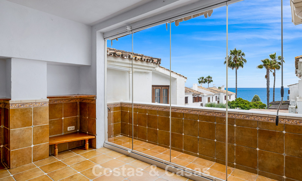 Maison de ville à vendre avec vue sur la mer dans un complexe en première ligne de plage à proximité du centre d'Estepona 780556