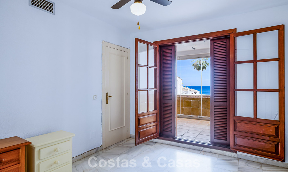 Maison de ville à vendre avec vue sur la mer dans un complexe en première ligne de plage à proximité du centre d'Estepona 780557