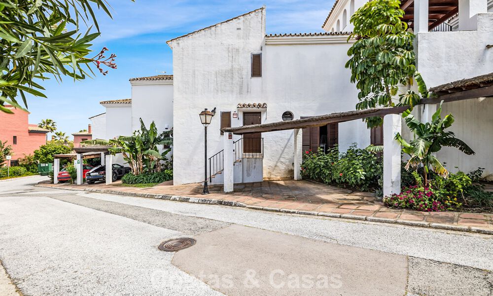 Maison de ville à vendre avec vue sur la mer dans un complexe en première ligne de plage à proximité du centre d'Estepona 780558