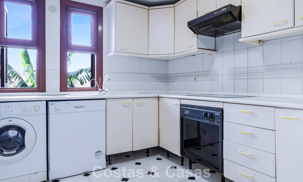 Maison de ville à vendre avec vue sur la mer dans un complexe en première ligne de plage à proximité du centre d'Estepona 780559
