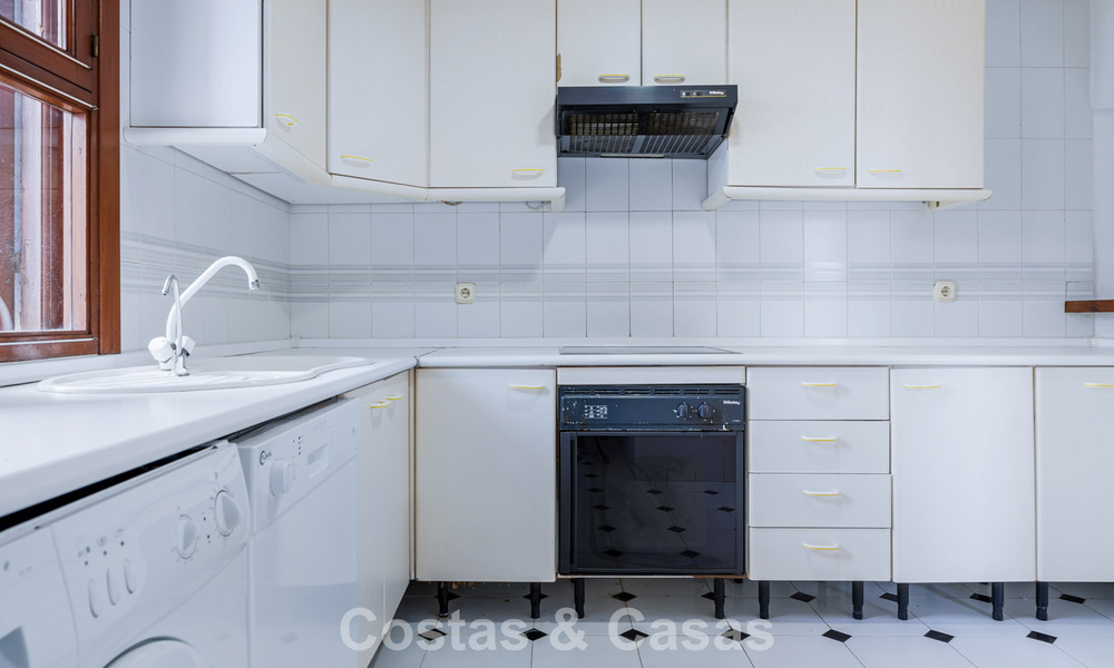 Maison de ville à vendre avec vue sur la mer dans un complexe en première ligne de plage à proximité du centre d'Estepona 780560