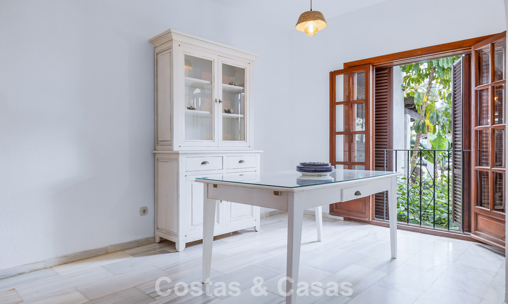 Maison de ville à vendre avec vue sur la mer dans un complexe en première ligne de plage à proximité du centre d'Estepona 780561