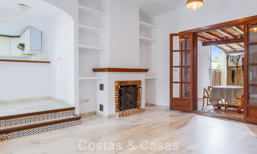Maison de ville à vendre avec vue sur la mer dans un complexe en première ligne de plage à proximité du centre d'Estepona 780562