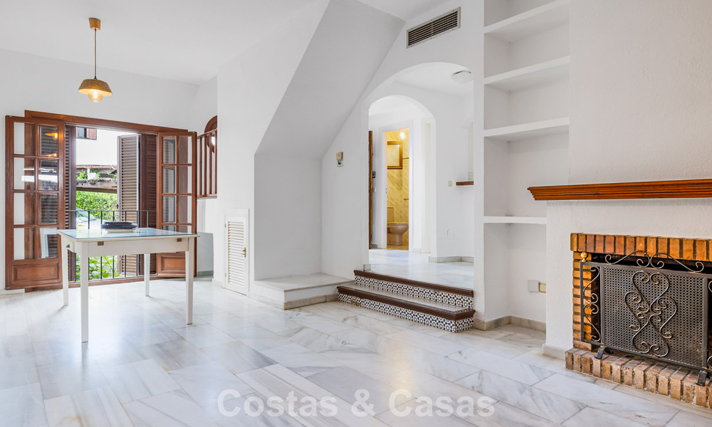 Maison de ville à vendre avec vue sur la mer dans un complexe en première ligne de plage à proximité du centre d'Estepona 780563