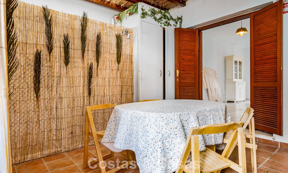 Maison de ville à vendre avec vue sur la mer dans un complexe en première ligne de plage à proximité du centre d'Estepona 780565
