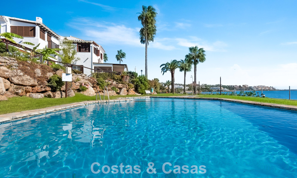 Maison de ville à vendre avec vue sur la mer dans un complexe en première ligne de plage à proximité du centre d'Estepona 780567